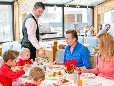 Kinderhotel: Frühstück mit der ganzen Familie - Hotel NockResort