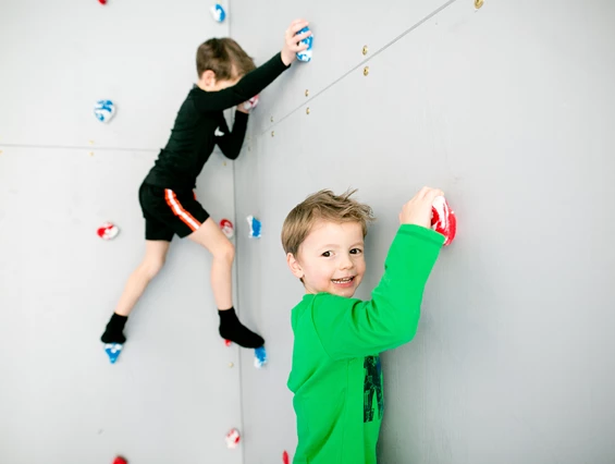 Kinderhotel: Boulderwand im Hotel - Hotel NockResort