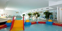 Familienhotel - Ischgl - Hallenbad mit Kinderbecken und kleiner Wasserrutsche - Kinderhotel Laderhof