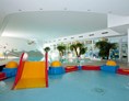 Kinderhotel: Hallenbad mit Kinderbecken und kleiner Wasserrutsche - Kinderhotel Laderhof