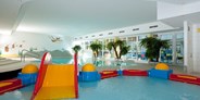 Familienhotel - PLZ 6183 (Österreich) - Hallenbad mit Kinderbecken und kleiner Wasserrutsche - Kinderhotel Laderhof