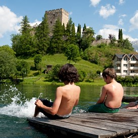 Kinderhotel: direkt vor dem Hotel liegt der wunderschöne Burgweiher - Kinderhotel Laderhof