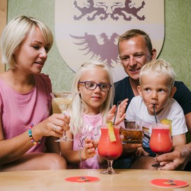 Kinderhotel: neben den Drinks für Mami und Papi gibt es auch richtig leckere Kindercocktails - Kinderhotel Laderhof