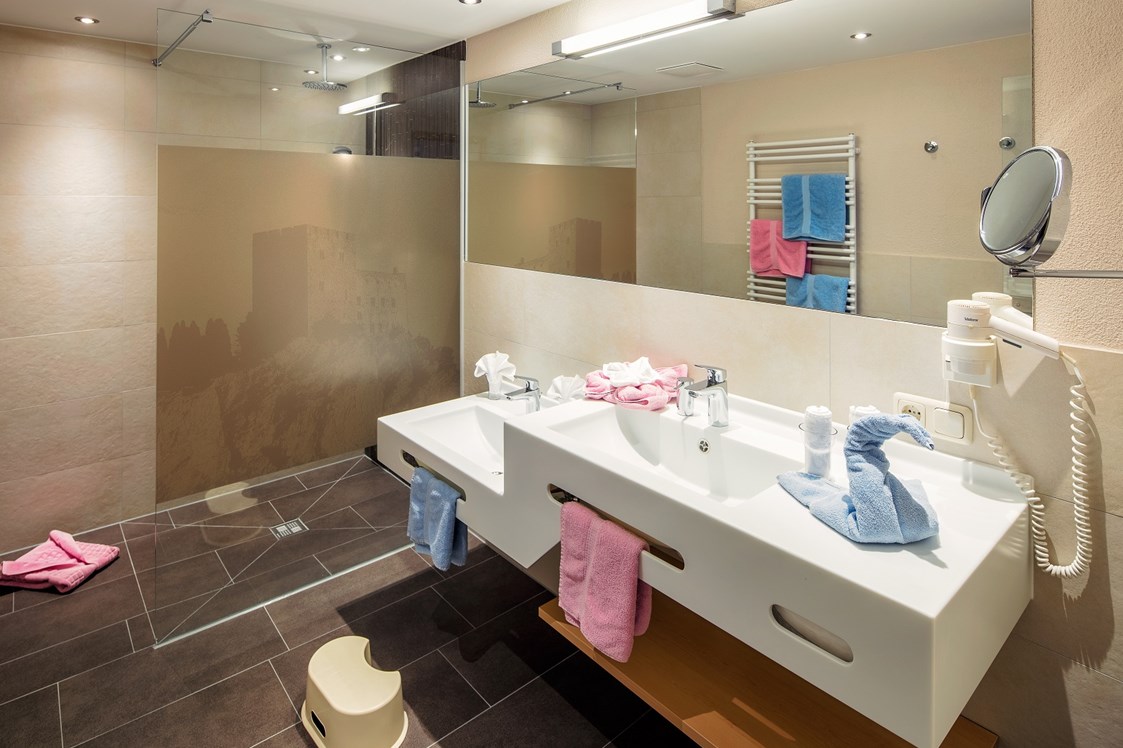 Kinderhotel: in unseren modernen Badezimmern macht das Duschen richtig Spaß - Kinderhotel Laderhof