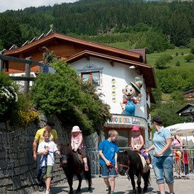 Kinderhotel: im Sommer gibt es täglich Pony reiten - Kinderhotel Laderhof