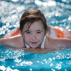 Kinderhotel: Schwimmen lernen im Urlaub - auch das ist möglich im Laderhof - Kinderhotel Laderhof