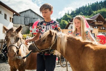 Kinderhotel: Im Sommer gibt es vormittags immer Pony reiten - Kinderhotel Laderhof