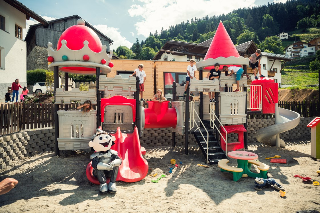 Kinderhotel: die Kleinkindritterburg mit rießen Sandplatz - Kinderhotel Laderhof