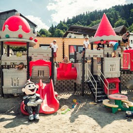 Kinderhotel: die Kleinkindritterburg mit rießen Sandplatz - Kinderhotel Laderhof