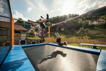 Kinderhotel: Action findet Ihr im trampolin - Kinderhotel Laderhof