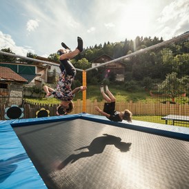 Kinderhotel: Action findet Ihr im trampolin - Kinderhotel Laderhof