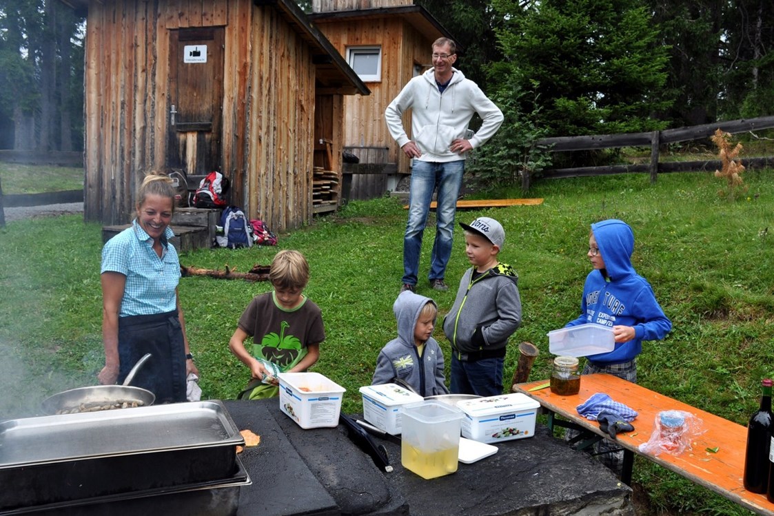 Kinderhotel: im Sommer wöchentlich Familienwanderung mit Traktorfahrt, Grillen und Geschichten hören - Kinderhotel Laderhof