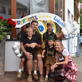Kinderhotel: Familie Ebner Claudia und David mit den 3 Jungs freuen sich auf Sie! - Kinderhotel Laderhof