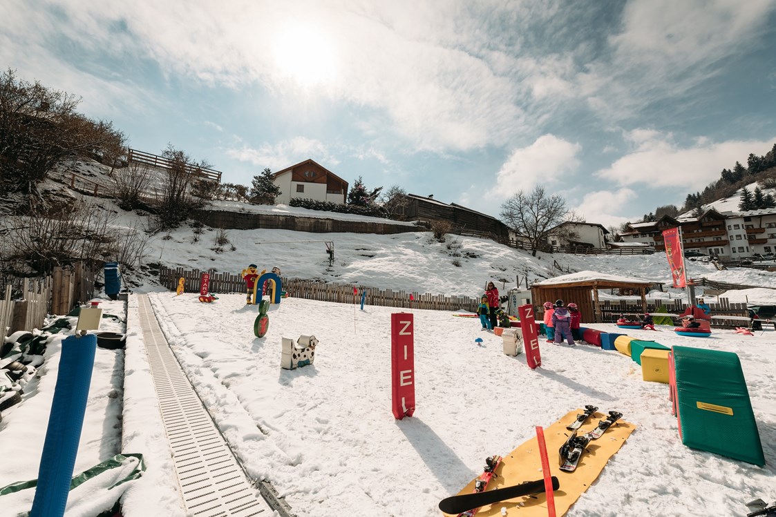 Kinderhotel: unterhalb vom Hotel lernen die Anfänger spielerisch das Ski fahren - Kinderhotel Laderhof