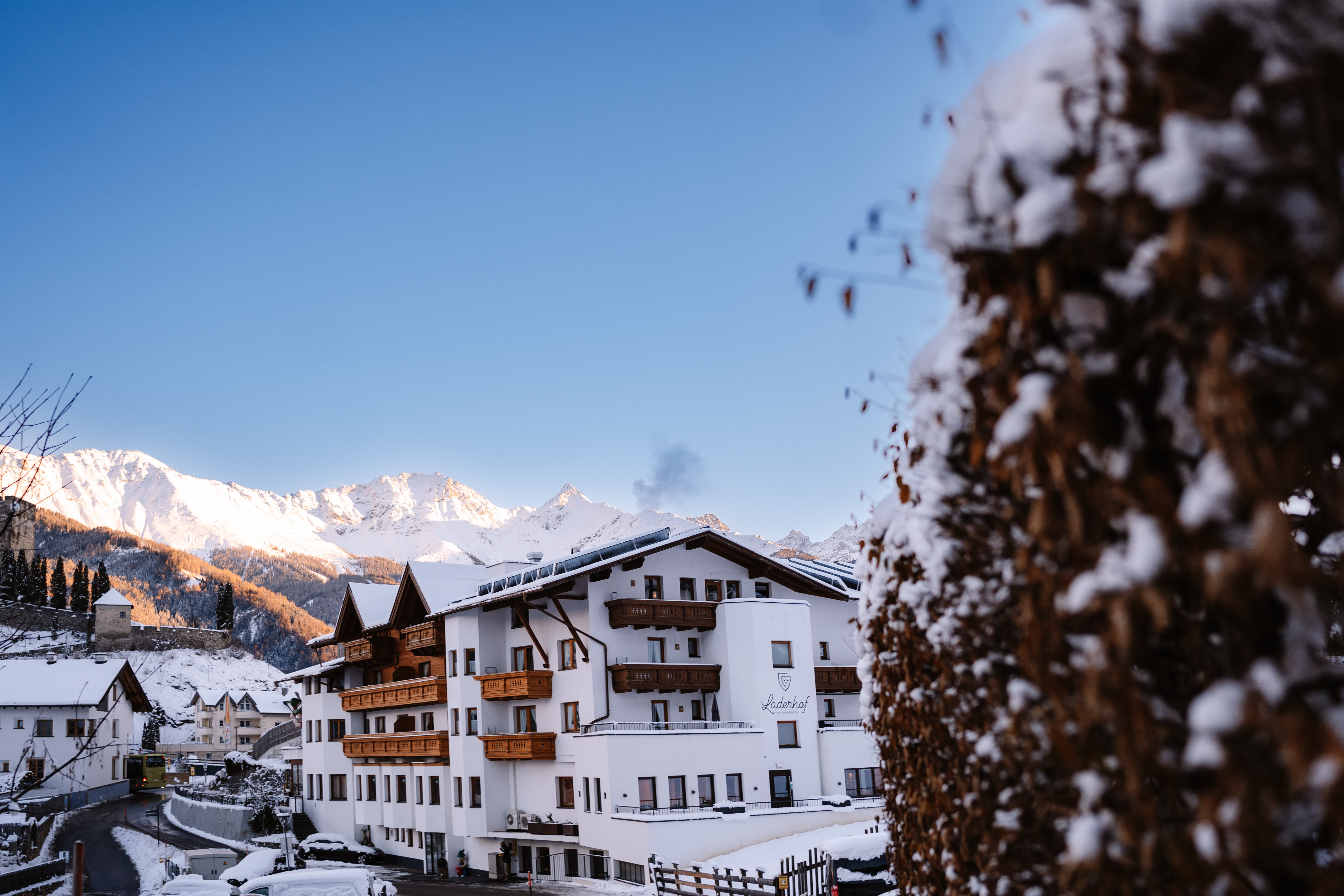 Kinderhotel: Hausansicht im Winter - Kinderhotel Laderhof