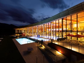 Kinderhotel: GrimmingTherme abends - Aldiana Club Salzkammergut & GrimmingTherme