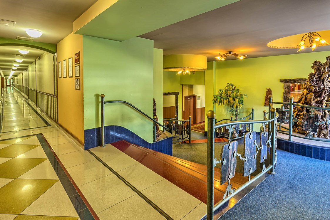 Kinderhotel: Aufgang zu den Zimmern - WELLNESS HOTEL BABYLON
