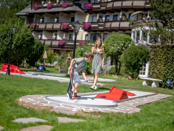 Kinderhotel: hauseigene Minigolfanlage  - Ebner's Waldhof am See
