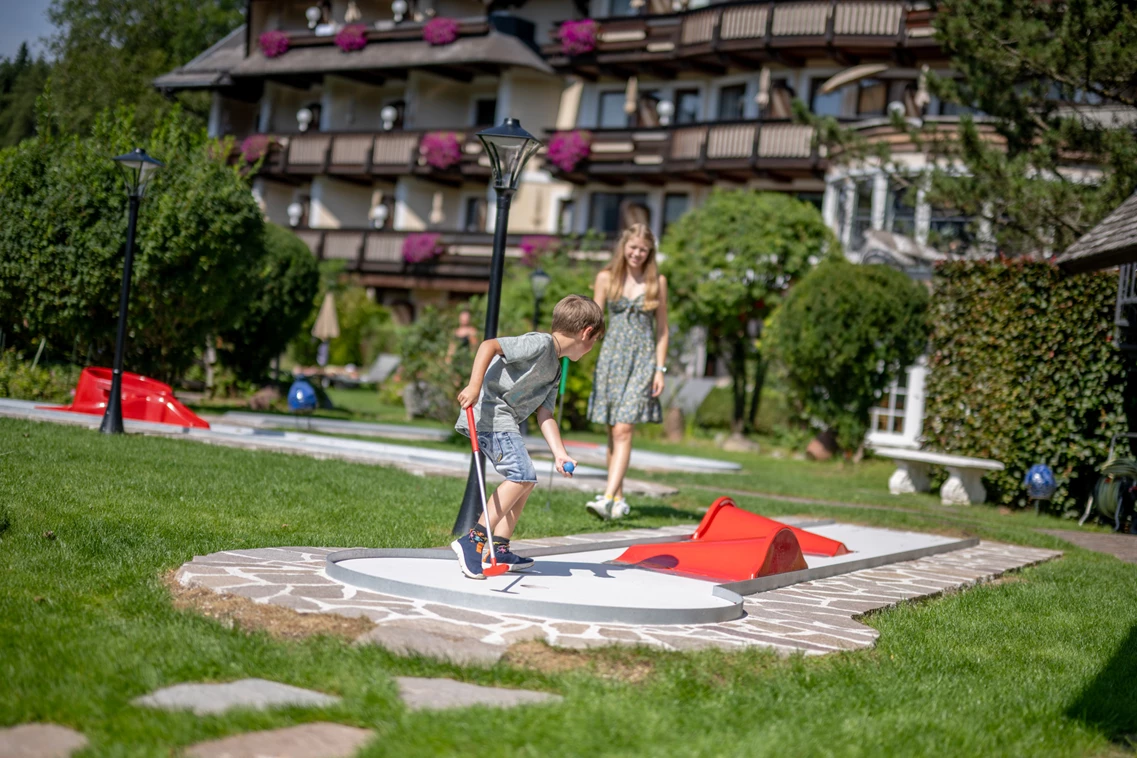 Kinderhotel: hauseigene Minigolfanlage  - Ebner's Waldhof am See