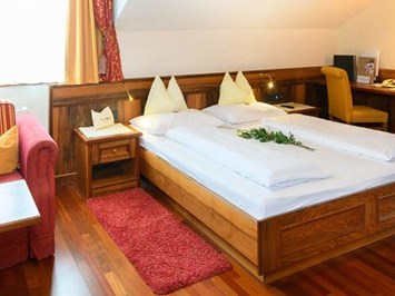 Alpenpark Resort Seefeld Zimmerkategorien Familienzimmer „Royal“ mit Balkon – Haus Landhaus
