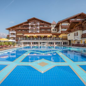 Kinderhotel: Aussenansicht Pool - Alpenpark Resort Seefeld