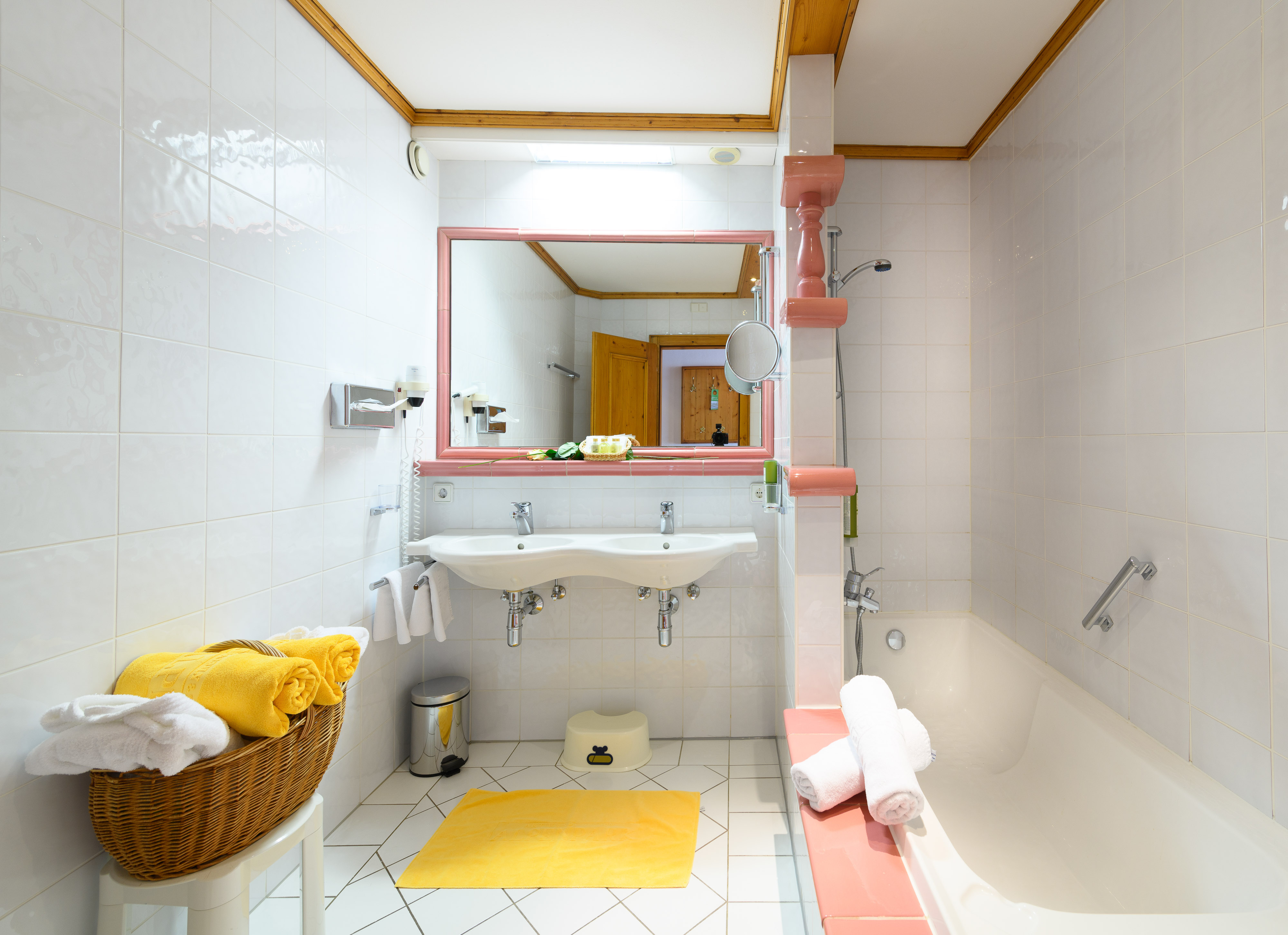 Kinderhotel: Doppelzimmer "Deluxe" Badezimmer - Alpenpark Resort Seefeld