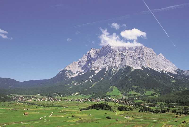 Kinderhotel: das Wettersteinmassiv mit der Zugspitze - Tirolerhof Familotel Zugspitze