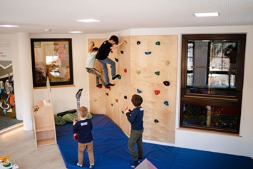 Kinderhotel: 250m² Indoorspielbereich "Donki-Club" mit Kletterwand - Bliems Familienhotel**** Schladming