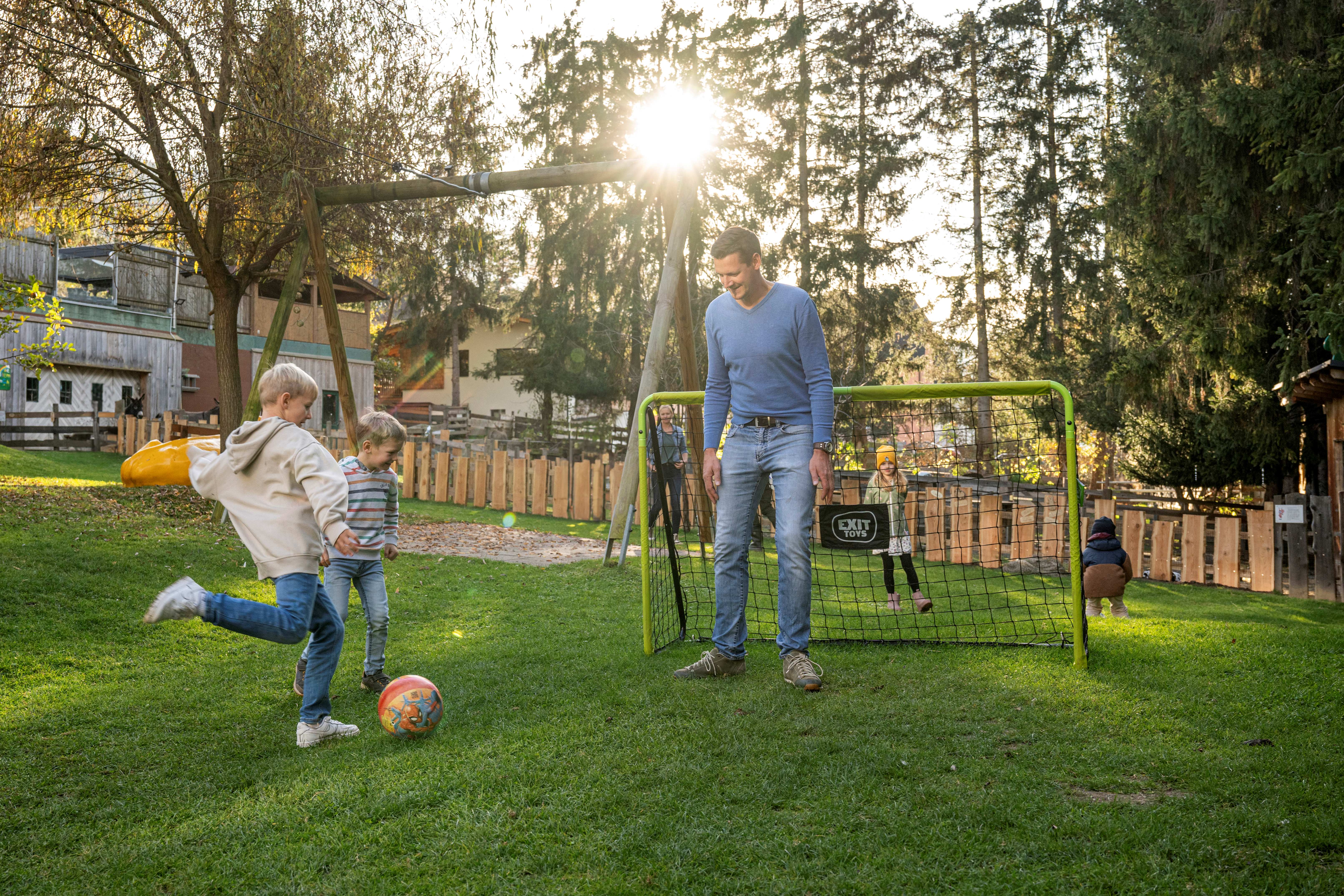 Kinderhotel: Fußball im Hotelgarten - Bliems Familienhotel**** Schladming