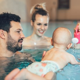 Kinderhotel: Baby-Schwimmen - POST Family Resort