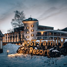 Kinderhotel: Außenansicht Winter - POST Family Resort