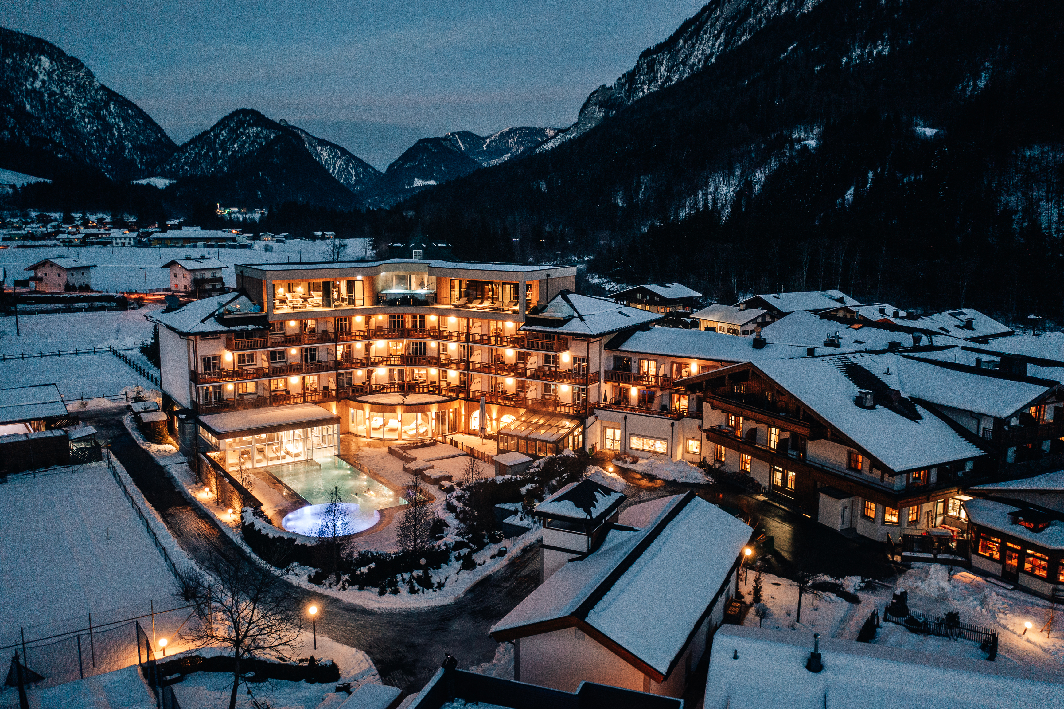 Familienhotel - Kinderbetreuung - Chiemsee - Außenansicht Hotel - POST Family Resort