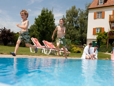 Kinderhotel: Schwimmbad vom Ballonhotelmit kleinem Innen und großem Außenbecken - Ballonhotel