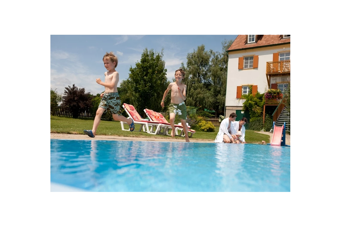 Kinderhotel: Schwimmbad vom Ballonhotelmit kleinem Innen und großem Außenbecken - Ballonhotel