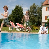 Kinderhotel: Schwimmbad vom Ballonhotelmit kleinem Innen und großem Außenbecken - Ballonhotel