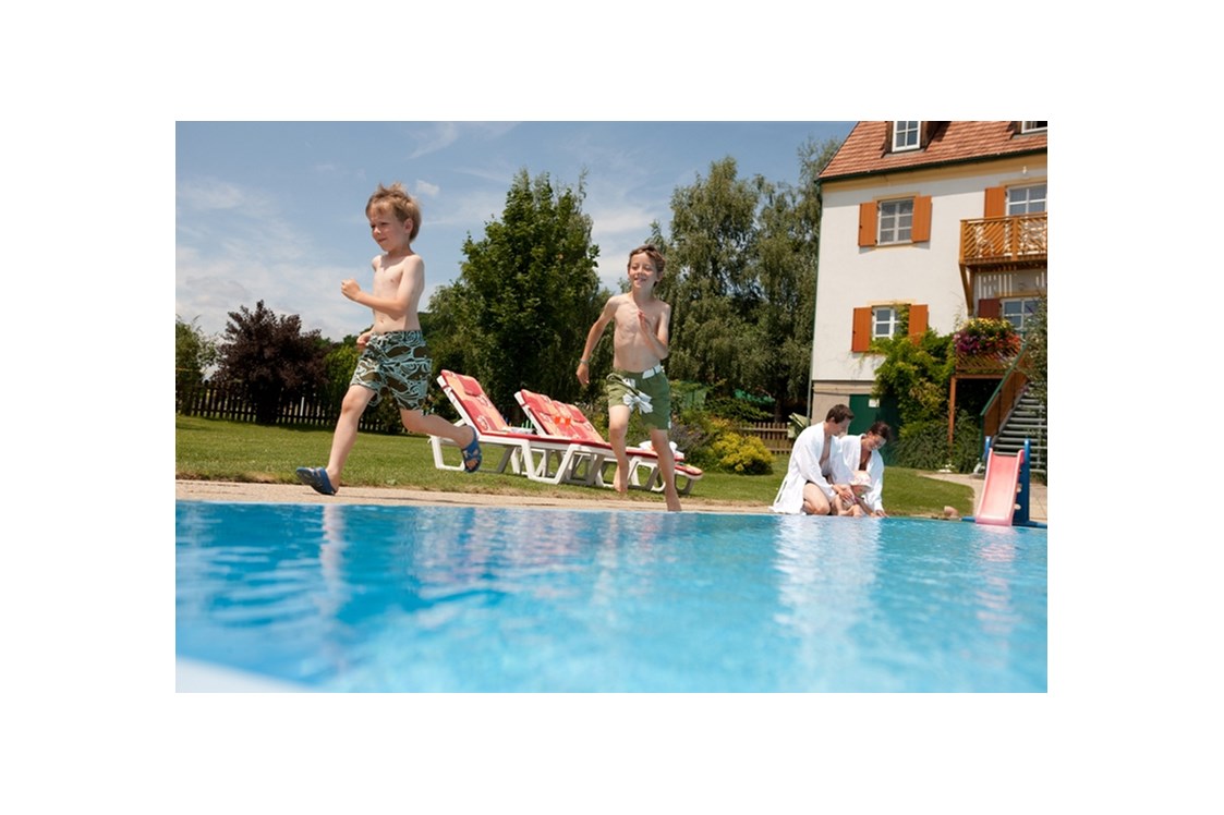 Kinderhotel: Schwimmbad vom Ballonhotelmit kleinem Innen und großem Außenbecken - Ballonhotel