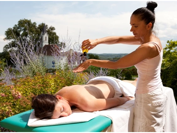 Kinderhotel: Open Air Massage im Ballonhotel - Ballonhotel