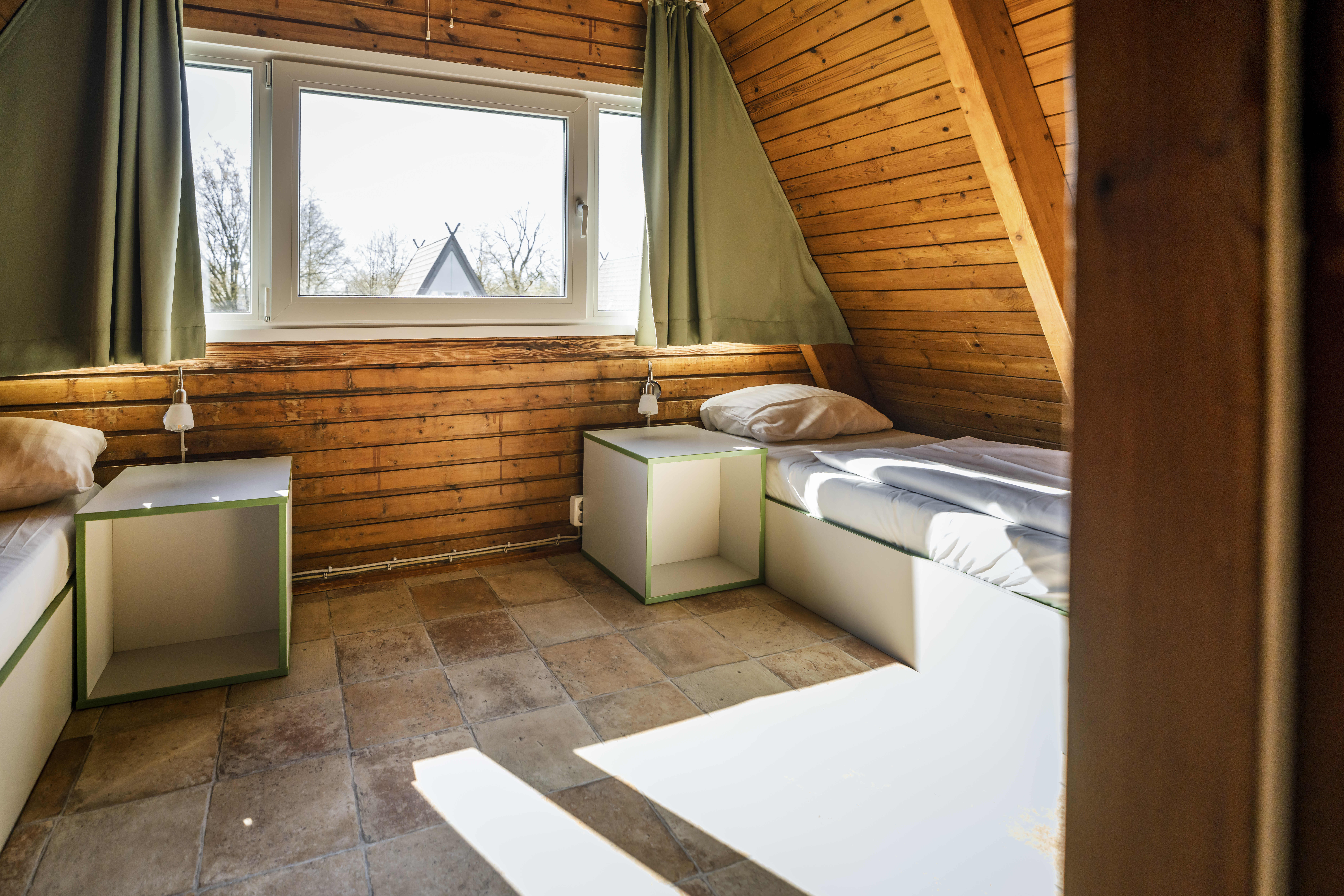 Kinderhotel: Einzelbetten Nurdachhaus - Damp Ostsee Resort & Ferienpark - Hotel | Umgebung, Wohnen | Schlafen