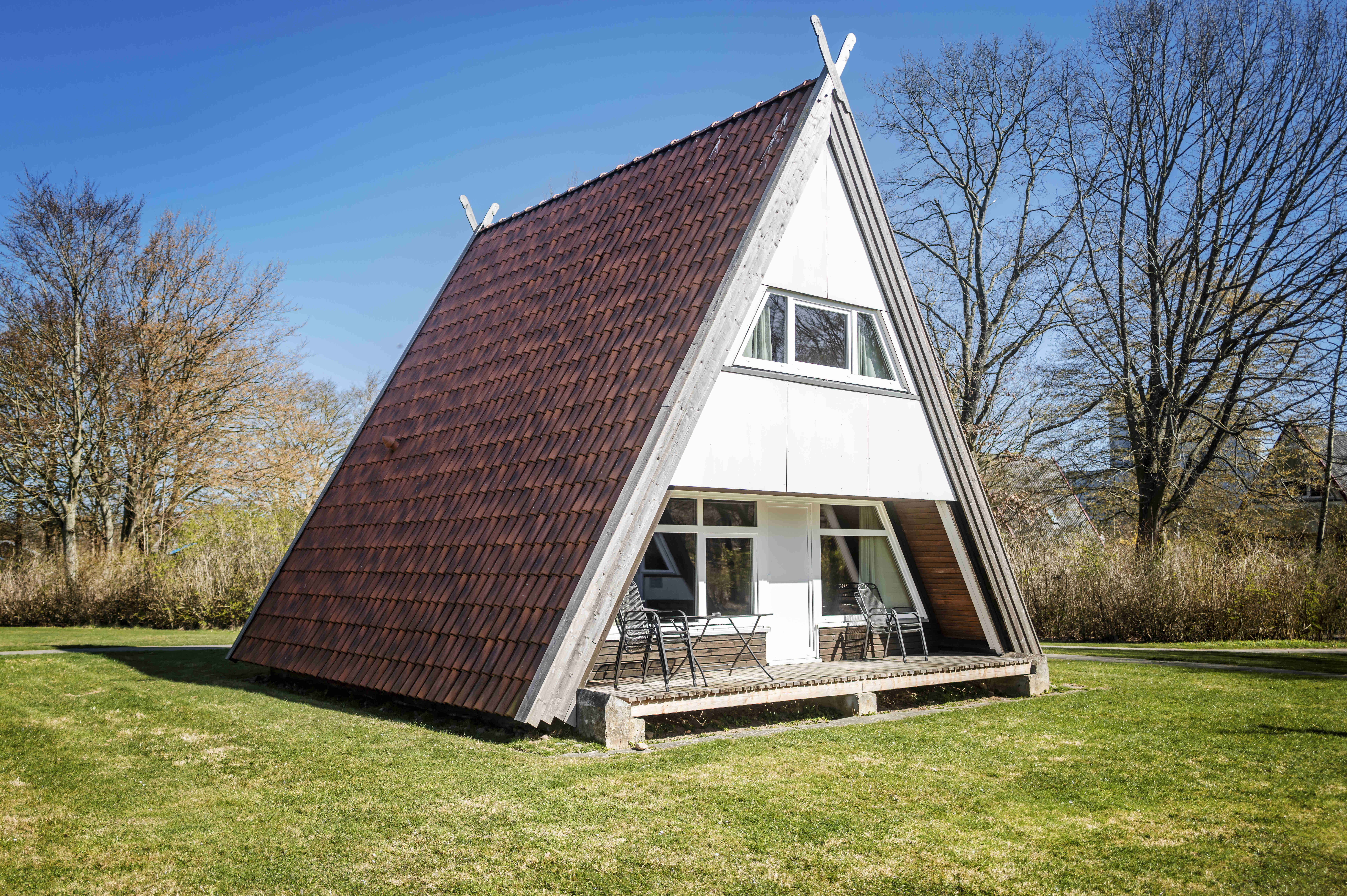 Kinderhotel: Nurdachhaus Außen Ansicht - Damp Ostsee Resort & Ferienpark - Hotel | Umgebung, Wohnen | Schlafen