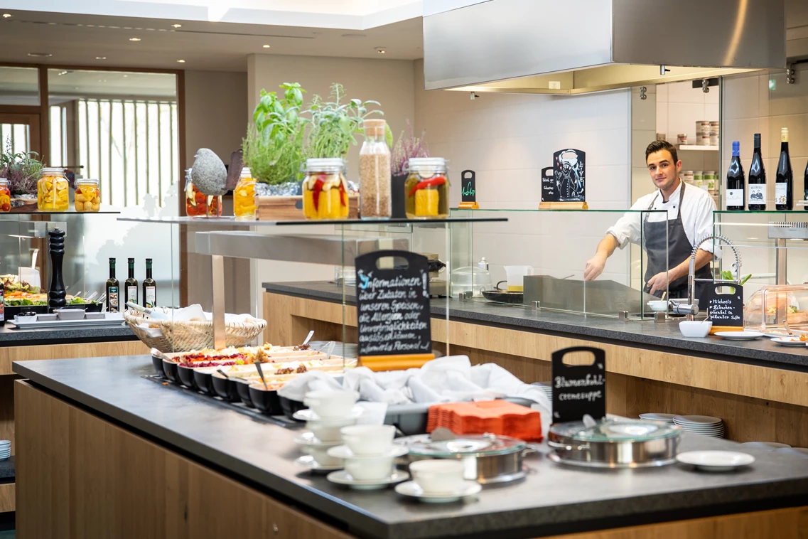 Kinderhotel: Front-Cooking Büffetrestaurant Gute Stube im Trixi Ferienpark - Trixi Ferienpark Zittauer Gebirge