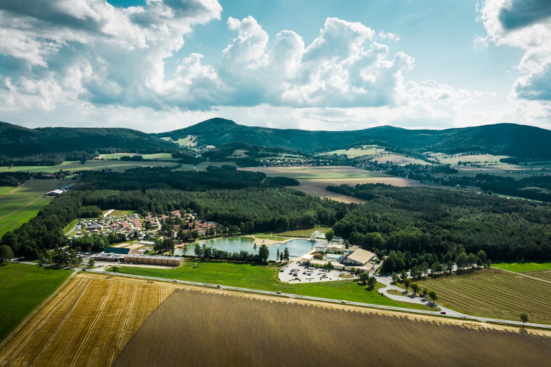 Kinderhotel: Blick auf den Ferienpark und das Zittauer Gebirge - Trixi Ferienpark Zittauer Gebirge