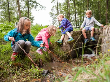 Kinderhotel: Spielen im Wald und am Fluss gehört auf jeden Fall zu den Angeboten für die Kinder - Trixi Ferienpark Zittauer Gebirge