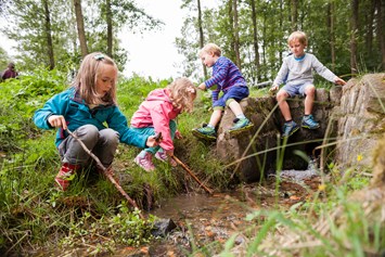 Kinderhotel: Spielen im Wald und am Fluss gehört auf jeden Fall zu den Angeboten für die Kinder - Trixi Ferienpark Zittauer Gebirge