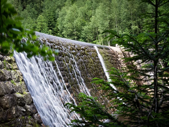 Kinderhotel: Bei einem Ausflug auf die Lausche - kann auch in das angrenzende tschechische Gebirge gewandert werden mit vielen natürlichen Plätzen zur Entspannung - Trixi Ferienpark Zittauer Gebirge