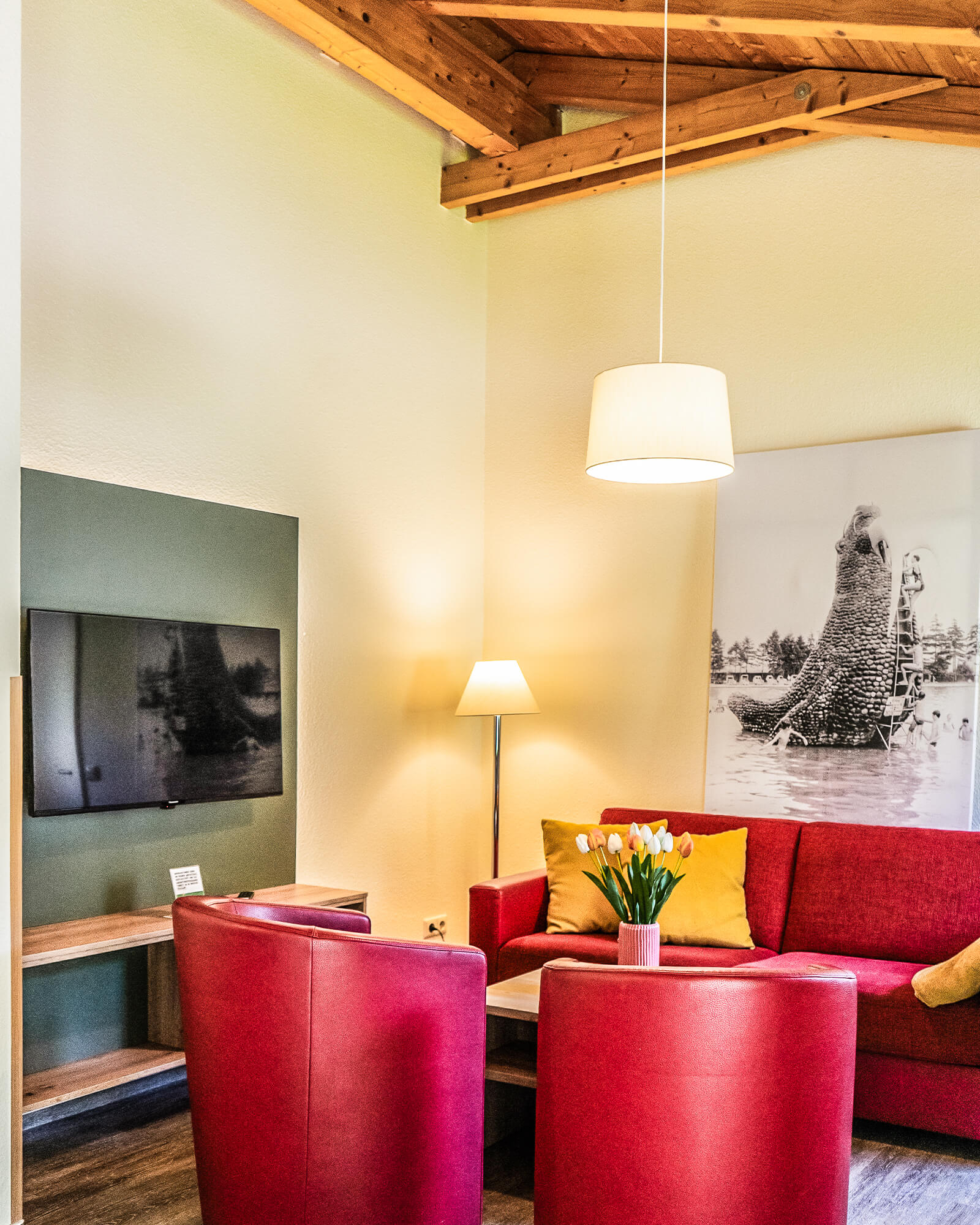 Kinderhotel: Wohnzimmer im Ferienhaus Typ B - Trixi Park - Familienurlaub im Zittauer Gebirge