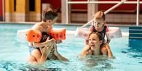 Familienhotel - Pools: Schwimmteich - Badegärten Eibenstock  - Hotel Am Bühl