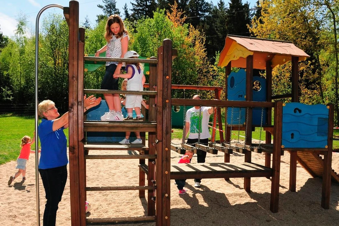 Kinderhotel: Spielplatz - Hotel Am Bühl