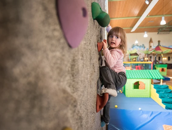 Kinderhotel: Kletterwand Koala Kids World - Göbel's Hotel Rodenberg