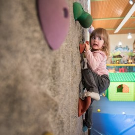 Kinderhotel: Kletterwand Koala Kids World - Göbel's Hotel Rodenberg