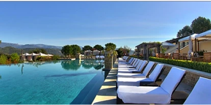 Familienhotel - Babysitterservice - Provence-Alpes-Côte d'Azur - Großer Pool mit Liegen - Terre Blanche